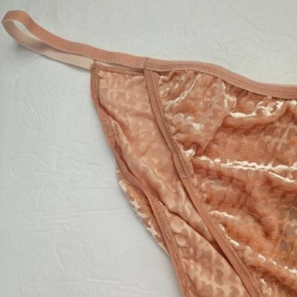 SKIMS EMBOSSED LOGO SIDE STRING PANTY NWT - Picture 2 of 9